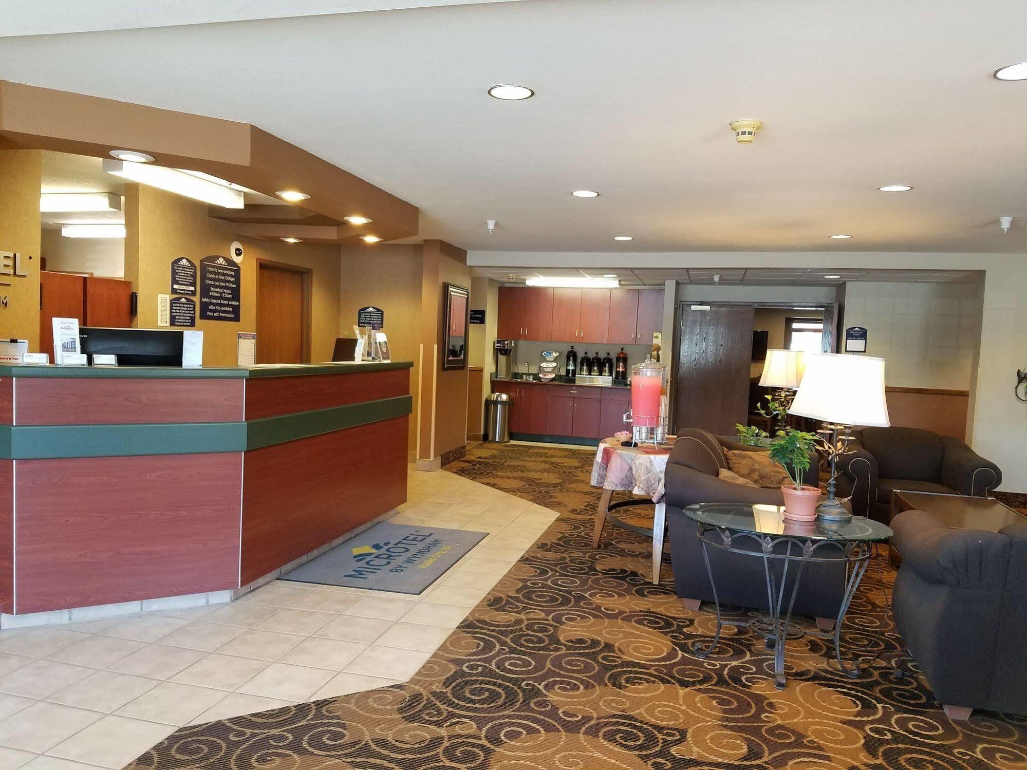 Microtel Inn & Suites By Wyndham Rapid City Exterior photo